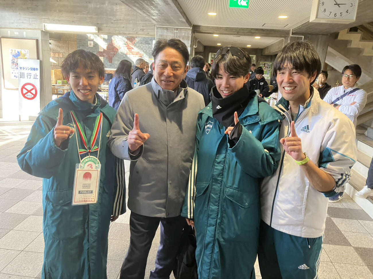 レース後、写真撮影に応じた左から黒田、原監督、宇田川、伊藤コーチ（撮影・泉光太郎）