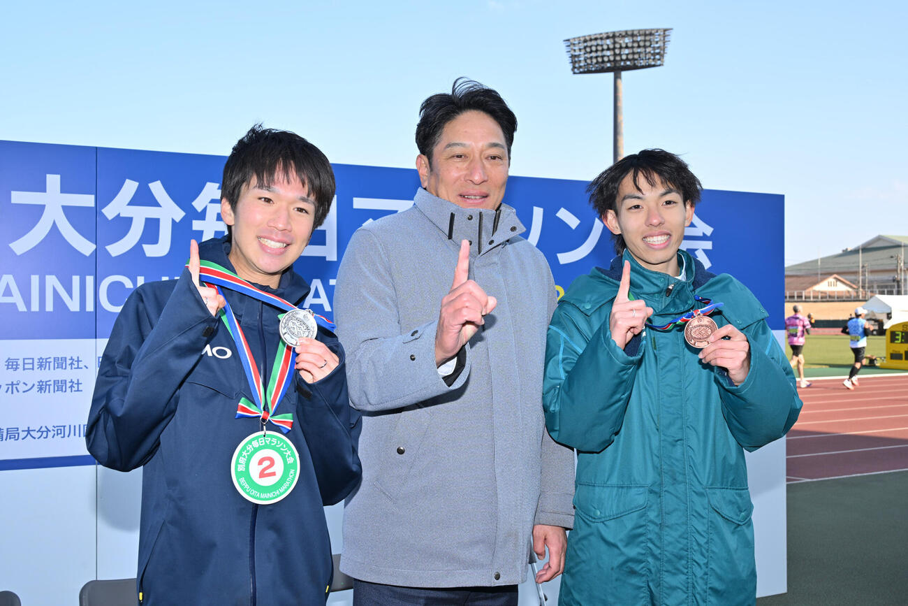笑顔で撮影に応じる（左から）吉田、青学大・原監督、黒田（撮影・林敢治）
