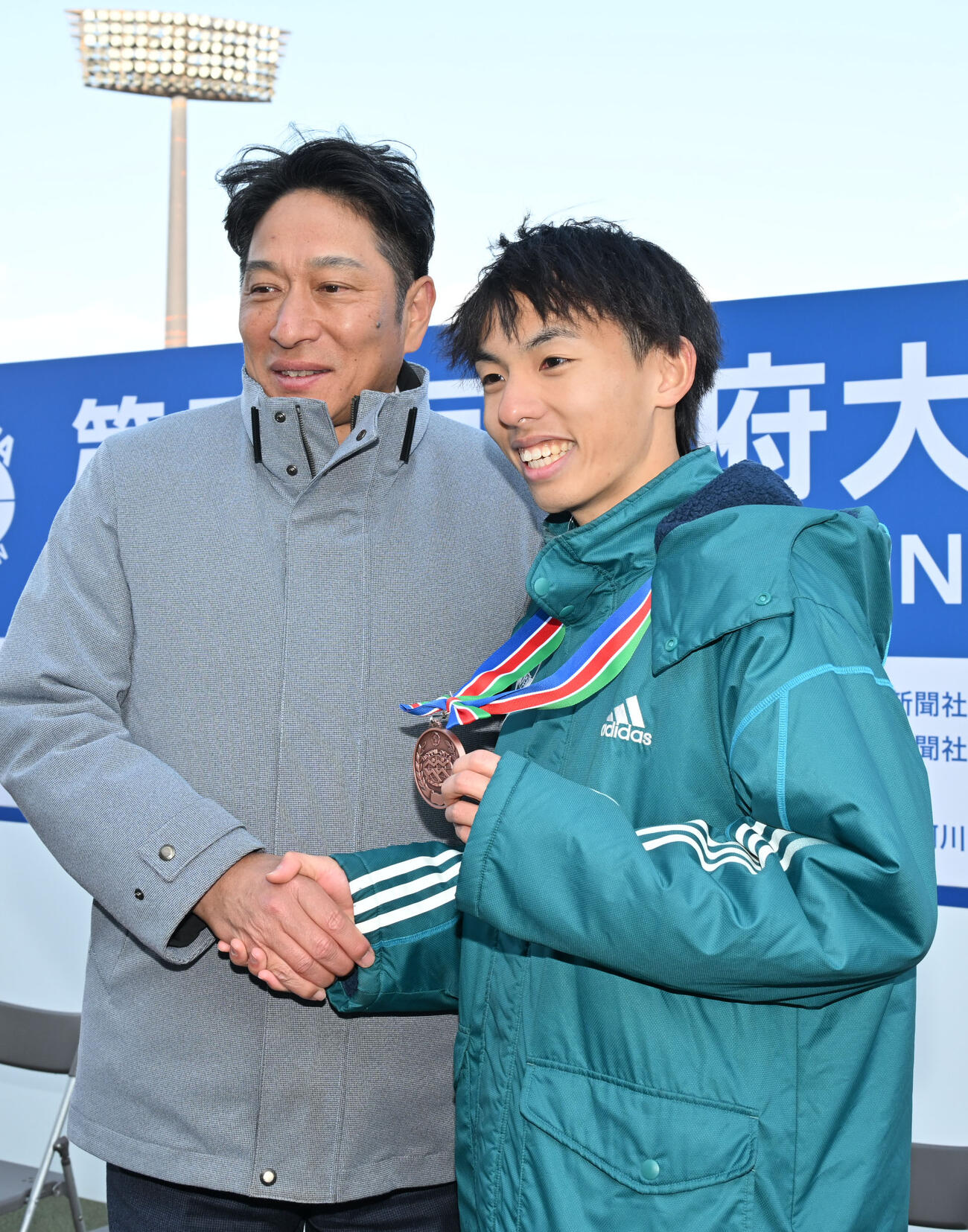 笑顔で撮影に応じる青学大・原監督（左）と黒田（撮影・林敢治）