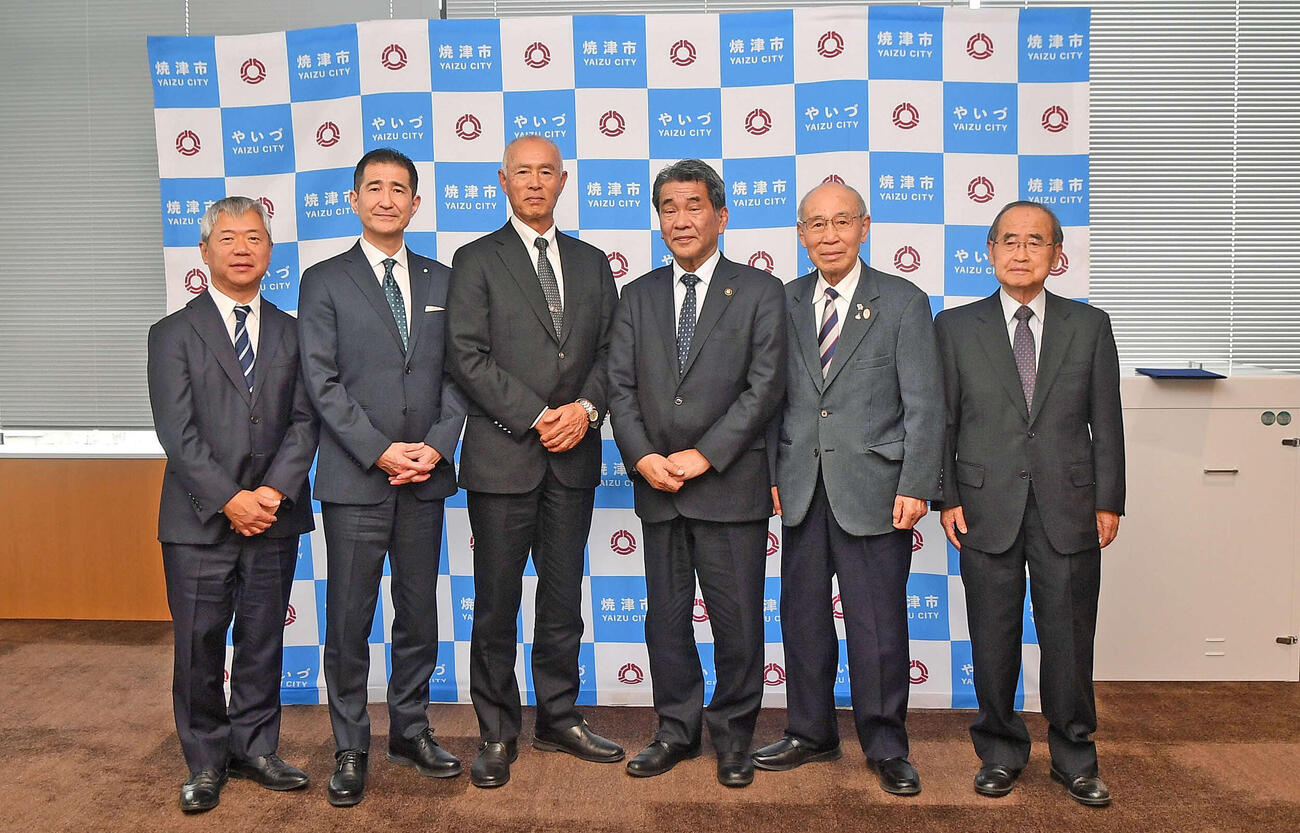 会見に出席した焼津市の中野市長（右から3人目）ら関係者