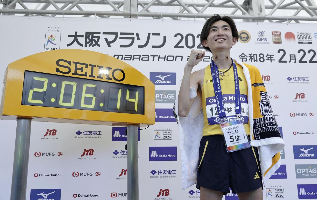 2時間6分14秒で男子5位に入り、ポーズをとる平林清澄（共同）