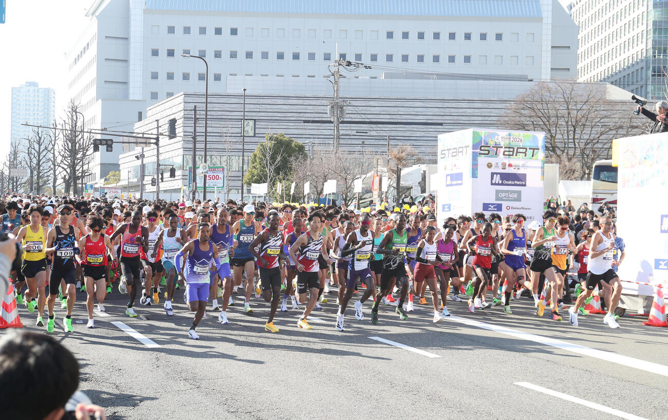 一斉にスタートするランナーたち（撮影・白石智彦）