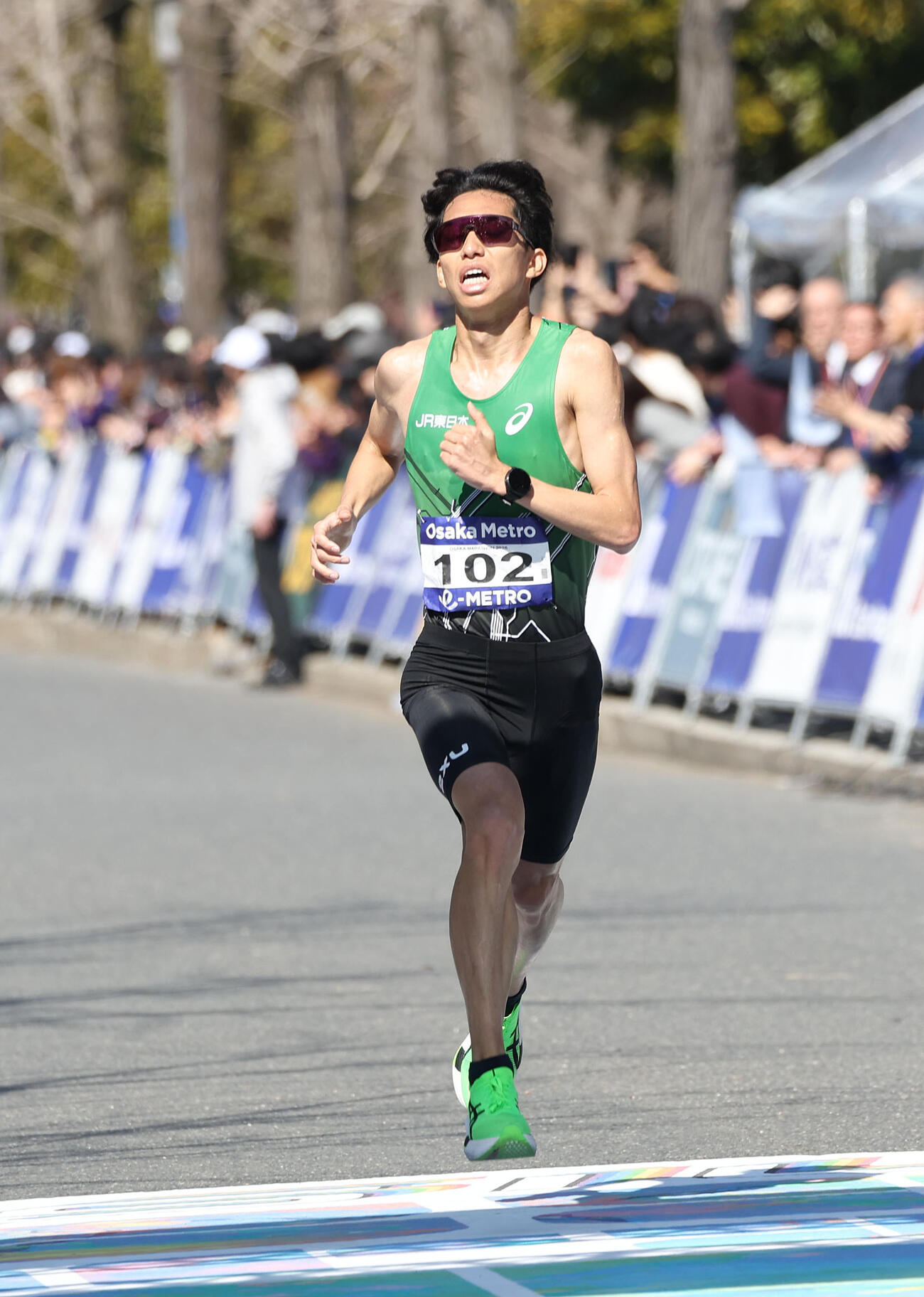 大阪マラソン、日本人3位でゴールする竹井（撮影・白石智彦）