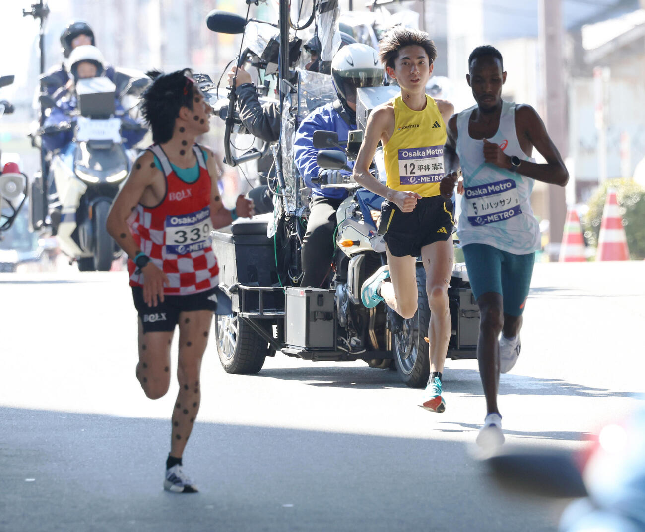 大阪マラソン　37キロ付近、ハッサン（右）、平林（中央）が吉田に迫る（代表撮影）