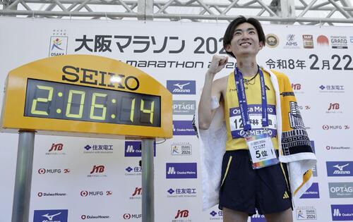 2時間6分14秒で男子5位に入り、ポーズをとる平林清澄（共同）
