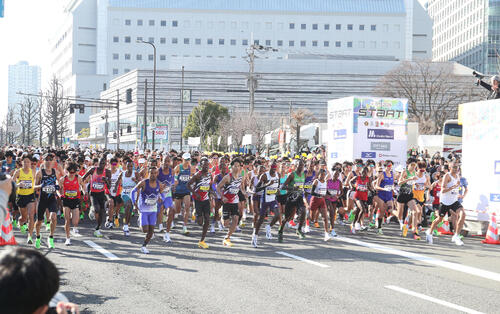 一斉にスタートするランナーたち（撮影・白石智彦）