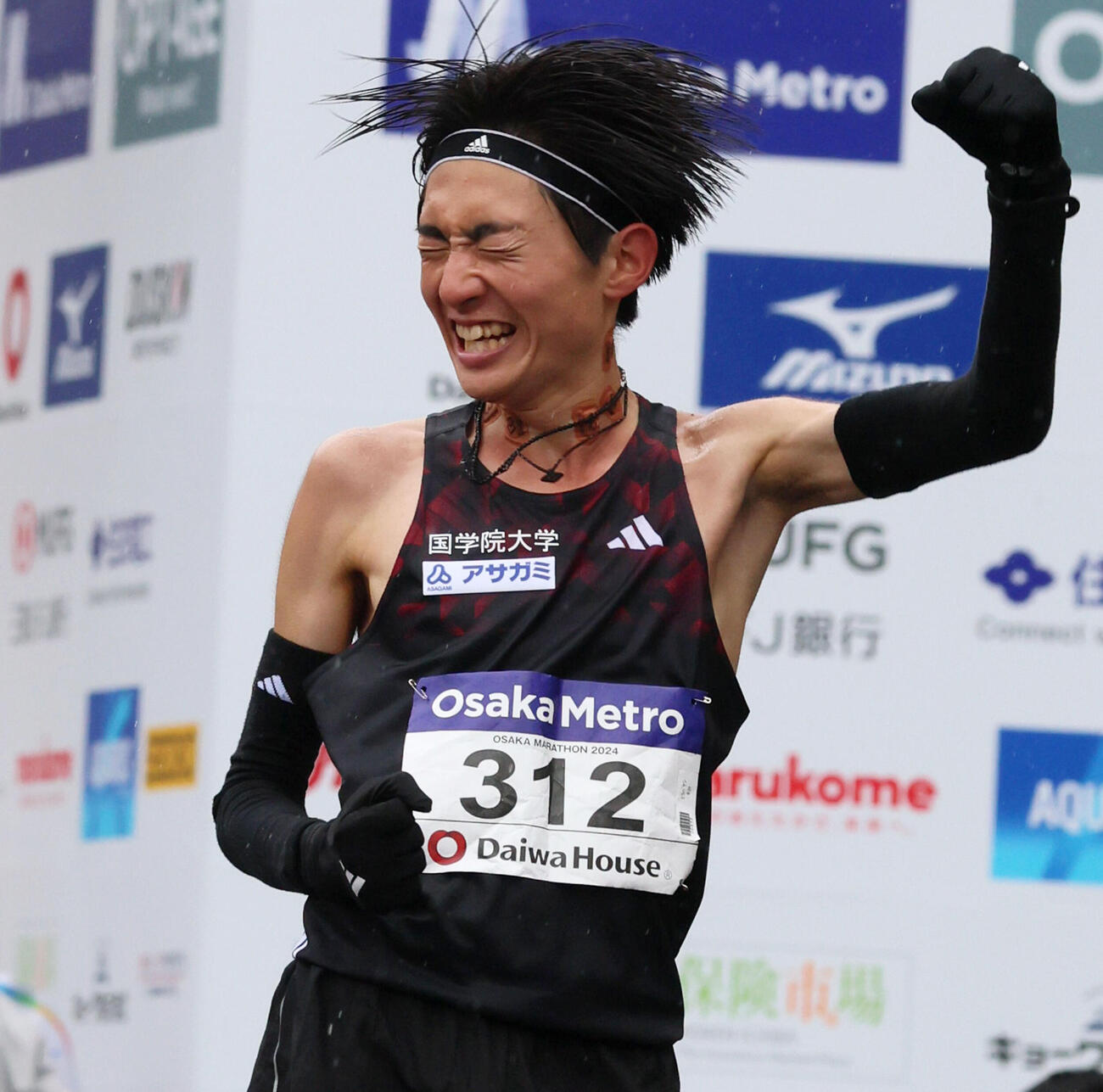 大阪マラソンで初マラソンの日本記録を更新し、ガッツポーズを見せる平林清澄（2024年2月撮影）