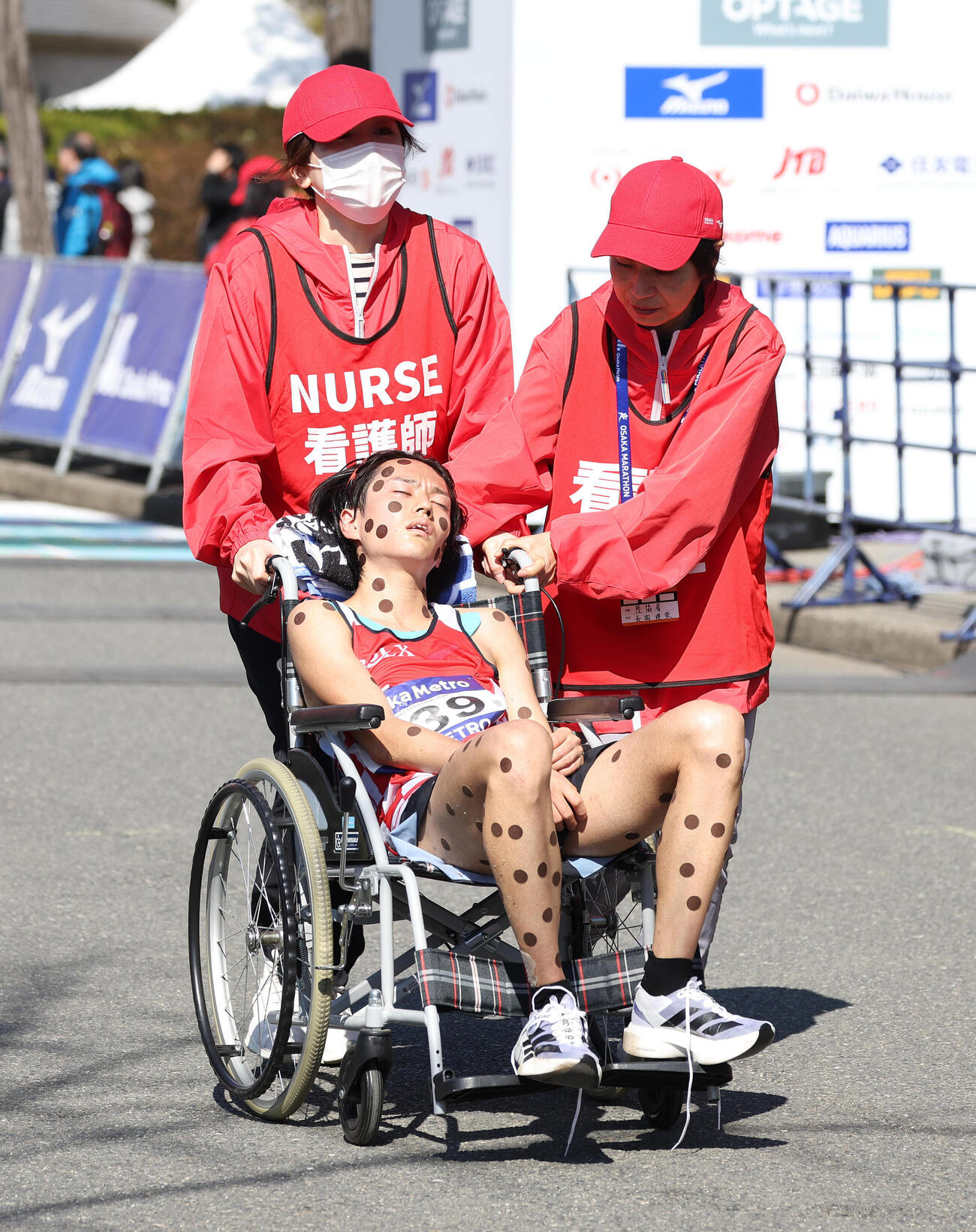 大阪マラソン、34位でゴールした吉田響は車椅子で運ばれる（撮影・白石智彦）