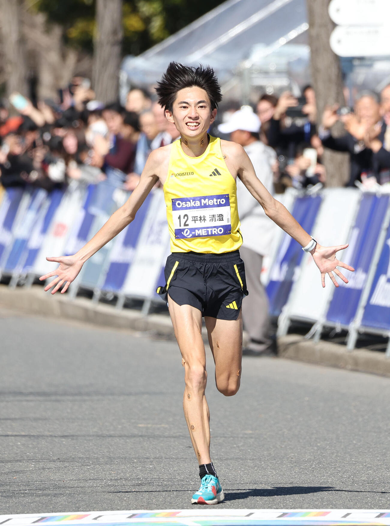 大阪マラソン、日本人トップでゴールする平林（撮影・白石智彦）