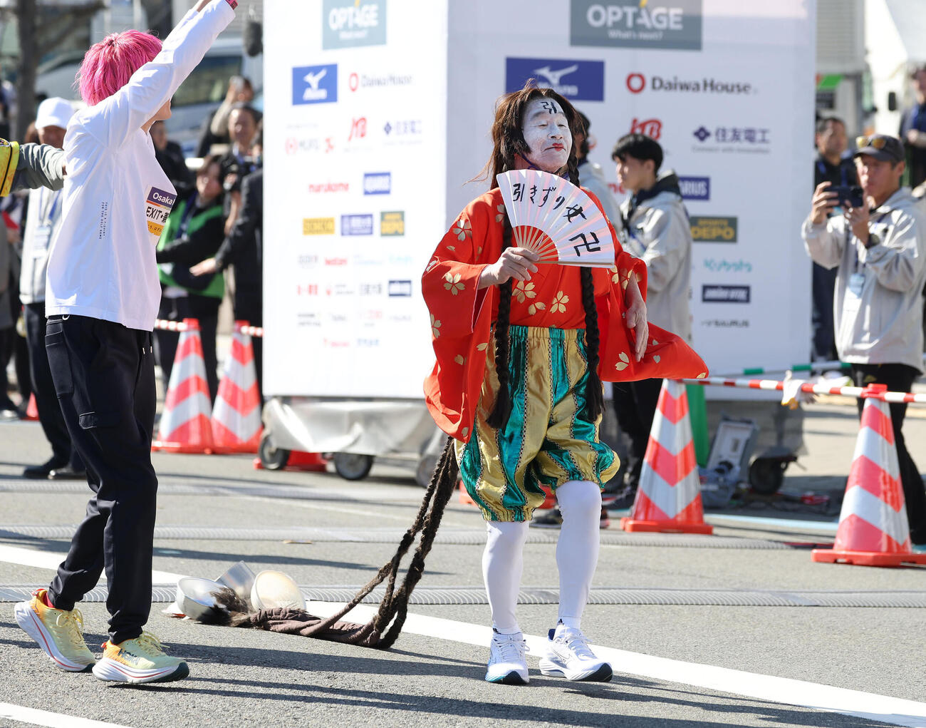 引きずり女にふんしてスタートする間寛平（撮影・白石智彦）