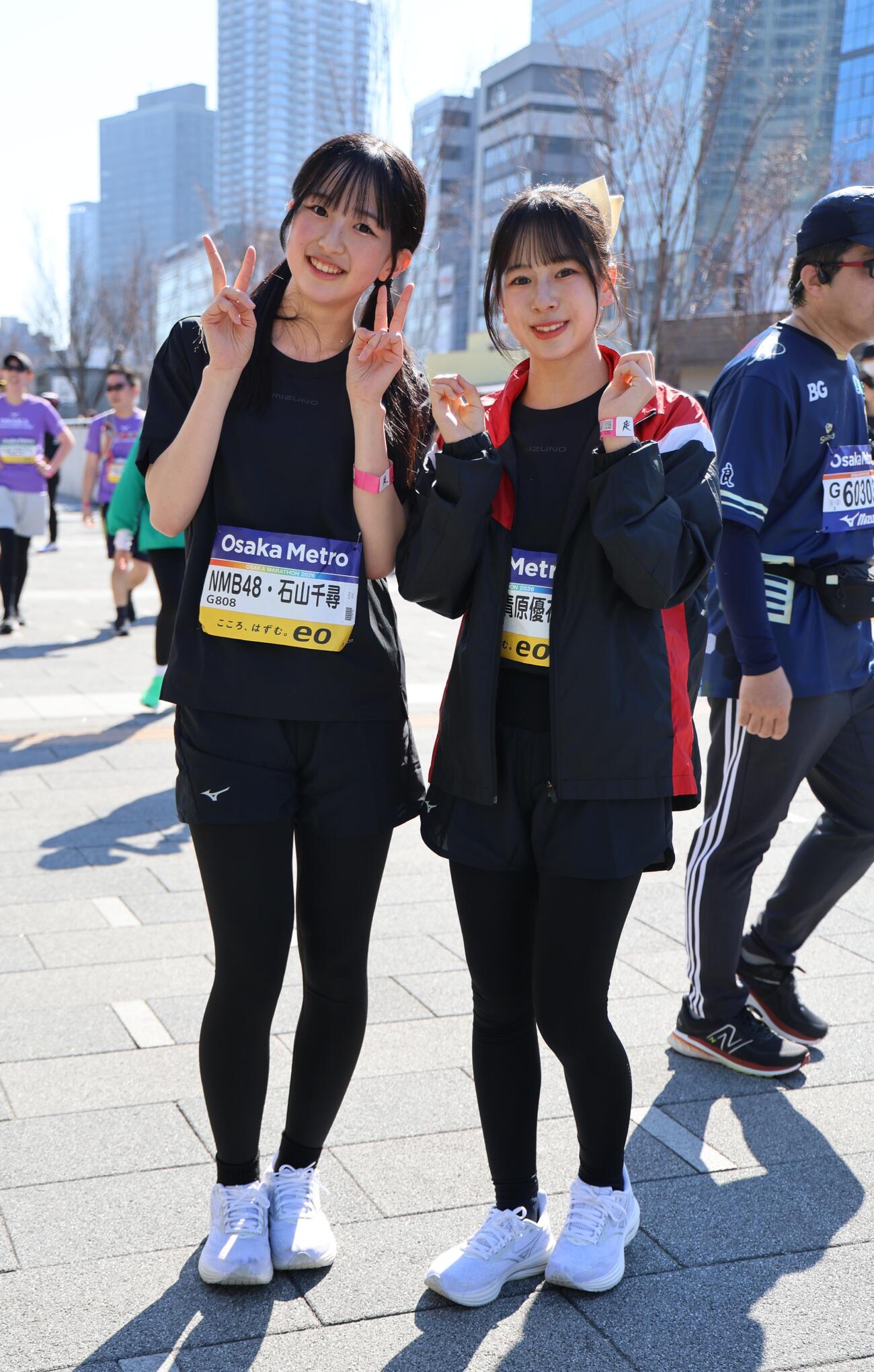 大阪マラソンをゴールしたNMB石山千尋（左）と青原優花（撮影・西尾就之）