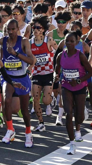 大阪マラソンで一斉にスタートする大勢のランナー（共同）