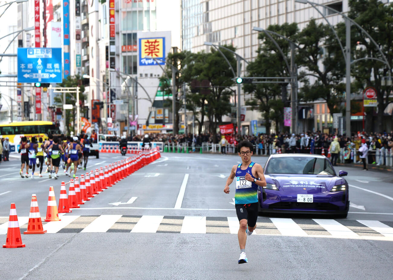 10キロを過ぎ、先頭を独走する橋本（代表撮影）