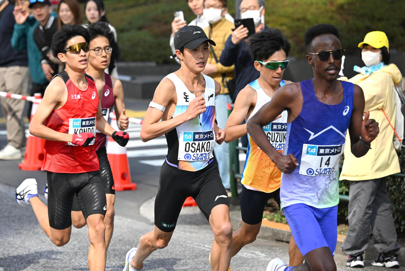 35キロ付近を集団で走る（右2人目から）鈴木、大迫、工藤、近藤（代表撮影）