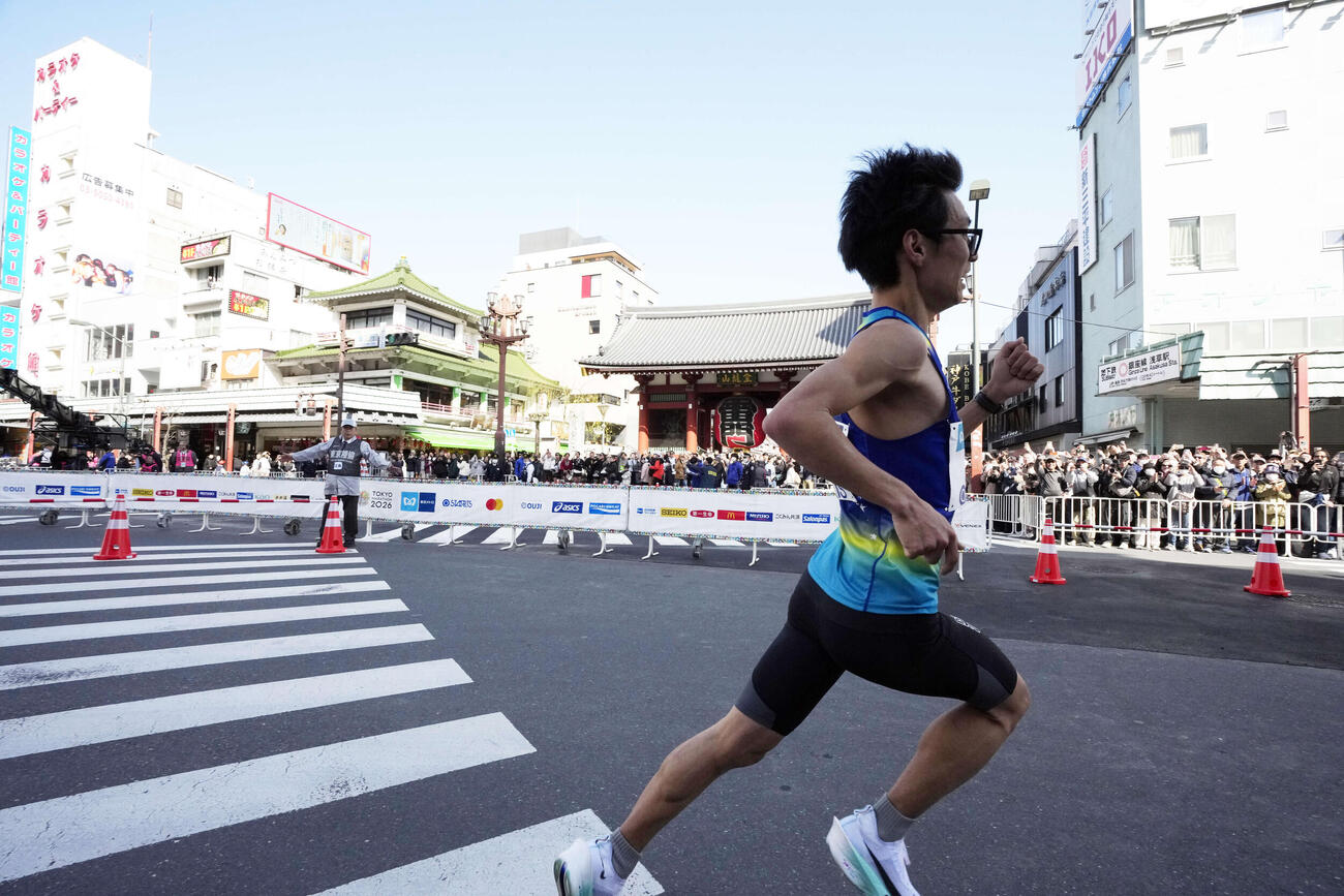 トップで浅草雷門前を通過する橋本（撮影・小島史椰）