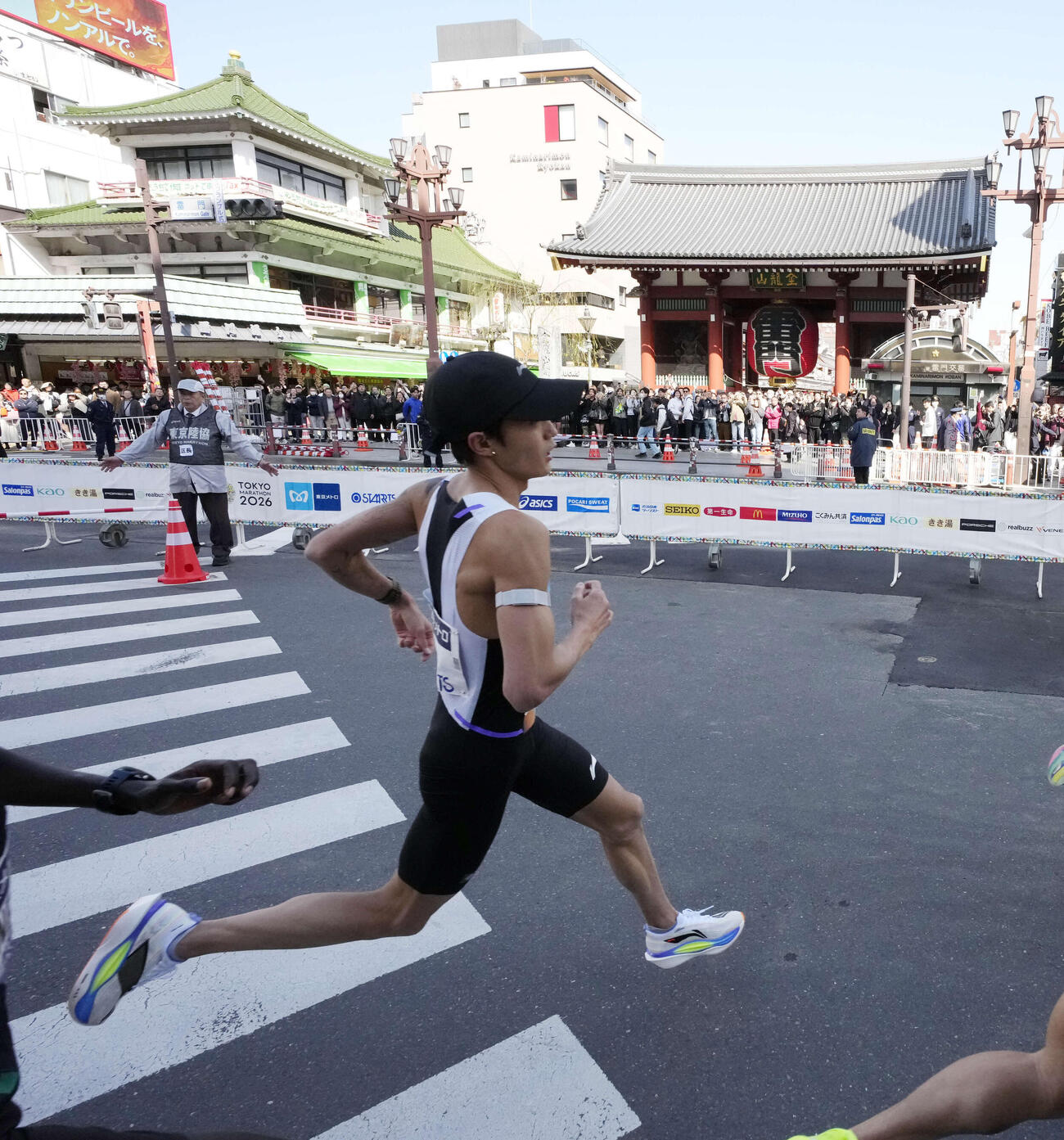 浅草雷門前を通過する大迫（撮影・小島史椰）