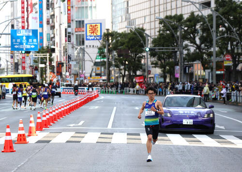 10キロを過ぎ、先頭を独走する橋本（代表撮影）