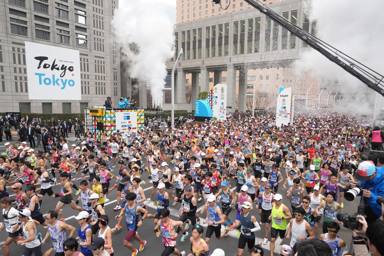 都庁前を一斉にスタートする選手たち（2025年3月撮影）