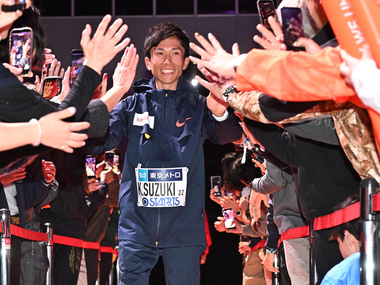 東京マラソン2026ファンミーティングで、ファンに迎えられる鈴木健（撮影・千葉一成）