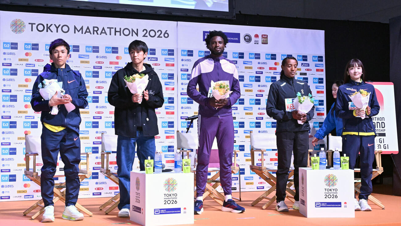東京マラソン2026ファンミーティングに参加した、左から鈴木健、大迫、タケレ、ケベデ、細田（撮影・千葉一成）