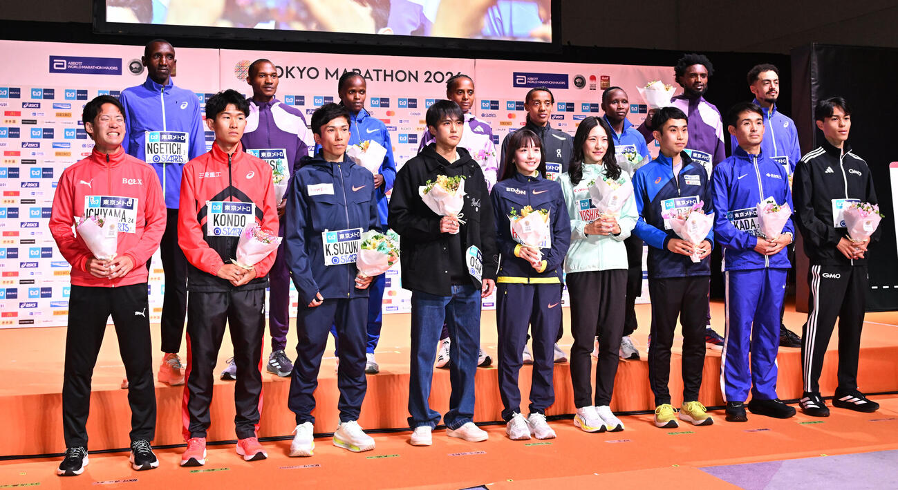 東京マラソン2026ファンミーティングで記念撮影する大迫傑（前列左から4人目）ら招待選手（撮影・千葉一成）