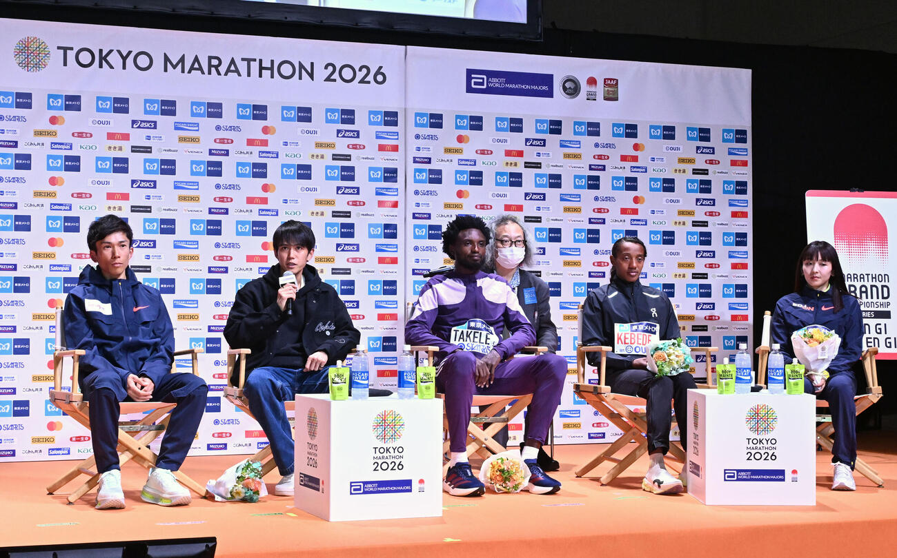 東京マラソン2026ファンミーティングに参加した大迫傑（左から2人目）ら。左隣は鈴木健（撮影・千葉一成）