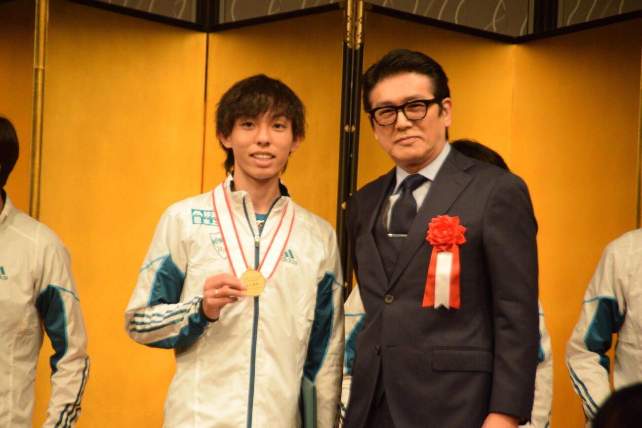 青学大OBで俳優の高橋克典（右）からメダルを受け取った黒田朝日（撮影・泉光太郎）