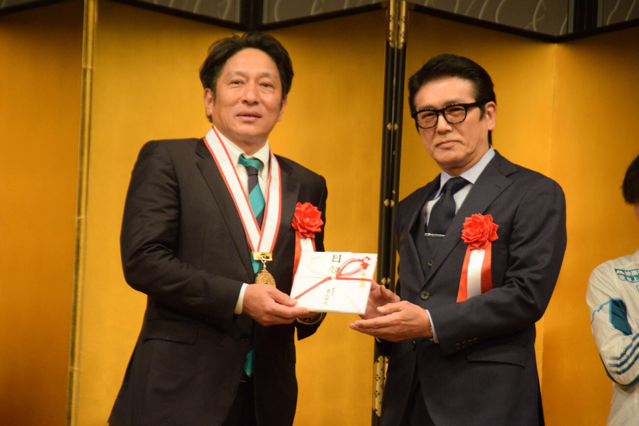 青学大OBで俳優の高橋克典（右）から目録を受け取った原晋監督（撮影・泉光太郎）