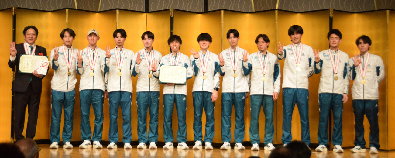 集合写真に納まった青学大の選手たち（撮影・泉光太郎）