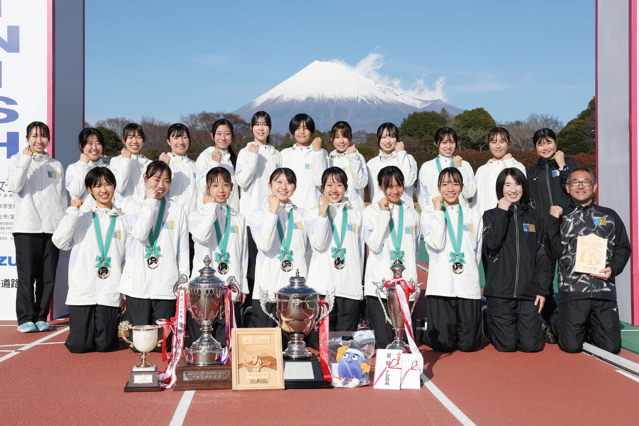 富士山女子駅伝を制した城西大の選手たち、1区兼子、2区本間、3区本沢、4区沢井、5区金子、6区窪田、7区大西、赤羽有紀子コーチ、周平監督（2025年12月撮影）