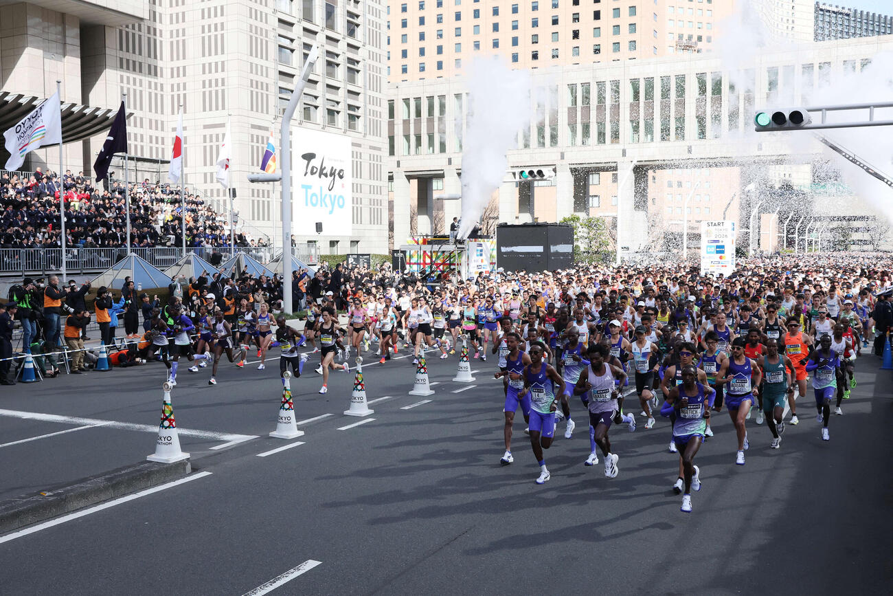 東京マラソン2026　都庁前を一斉にスタートする選手たち（撮影・宮地輝）