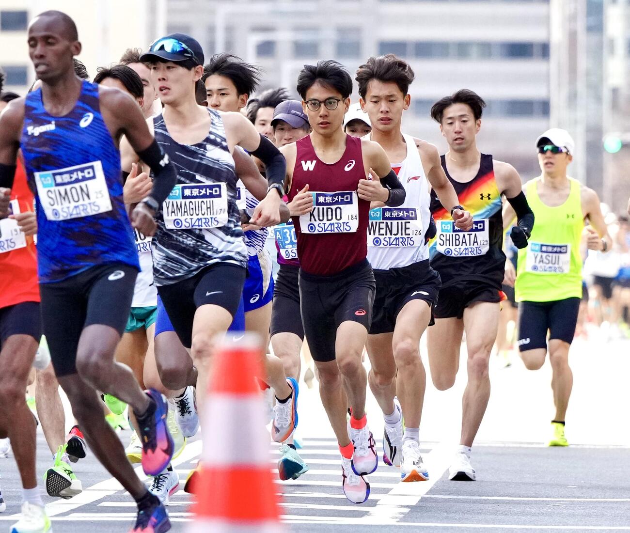 東京マラソンに出場する早大・工藤（中央）ら（撮影・江口和貴）