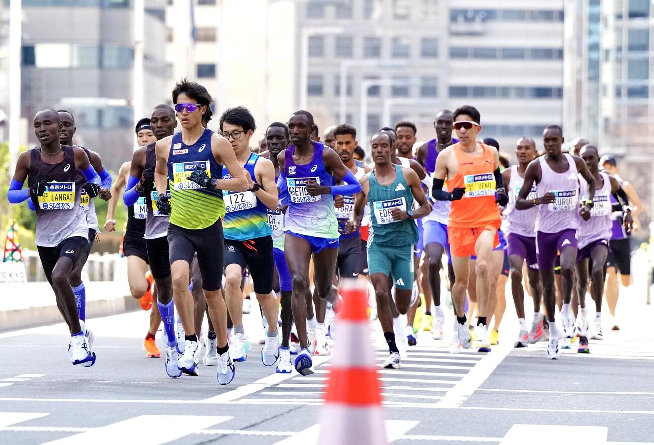 東京マラソンに出場する選手たち。ゼッケン「122」が橋本龍一。右はペースメーカーの上野（撮影・江口和貴）