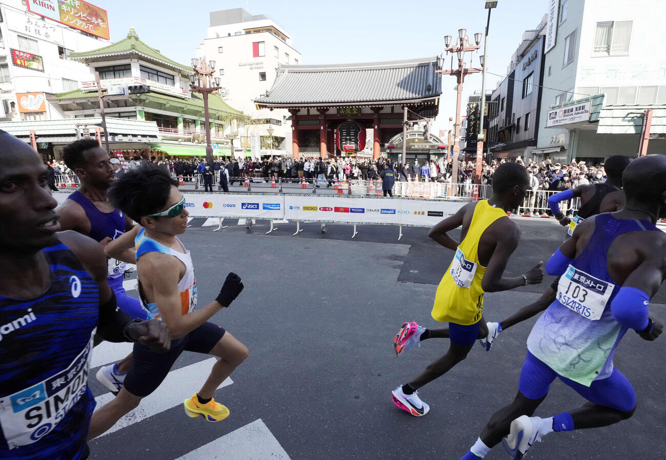 浅草雷門前を通過する鈴木（左から2人目）（撮影・小島史椰）