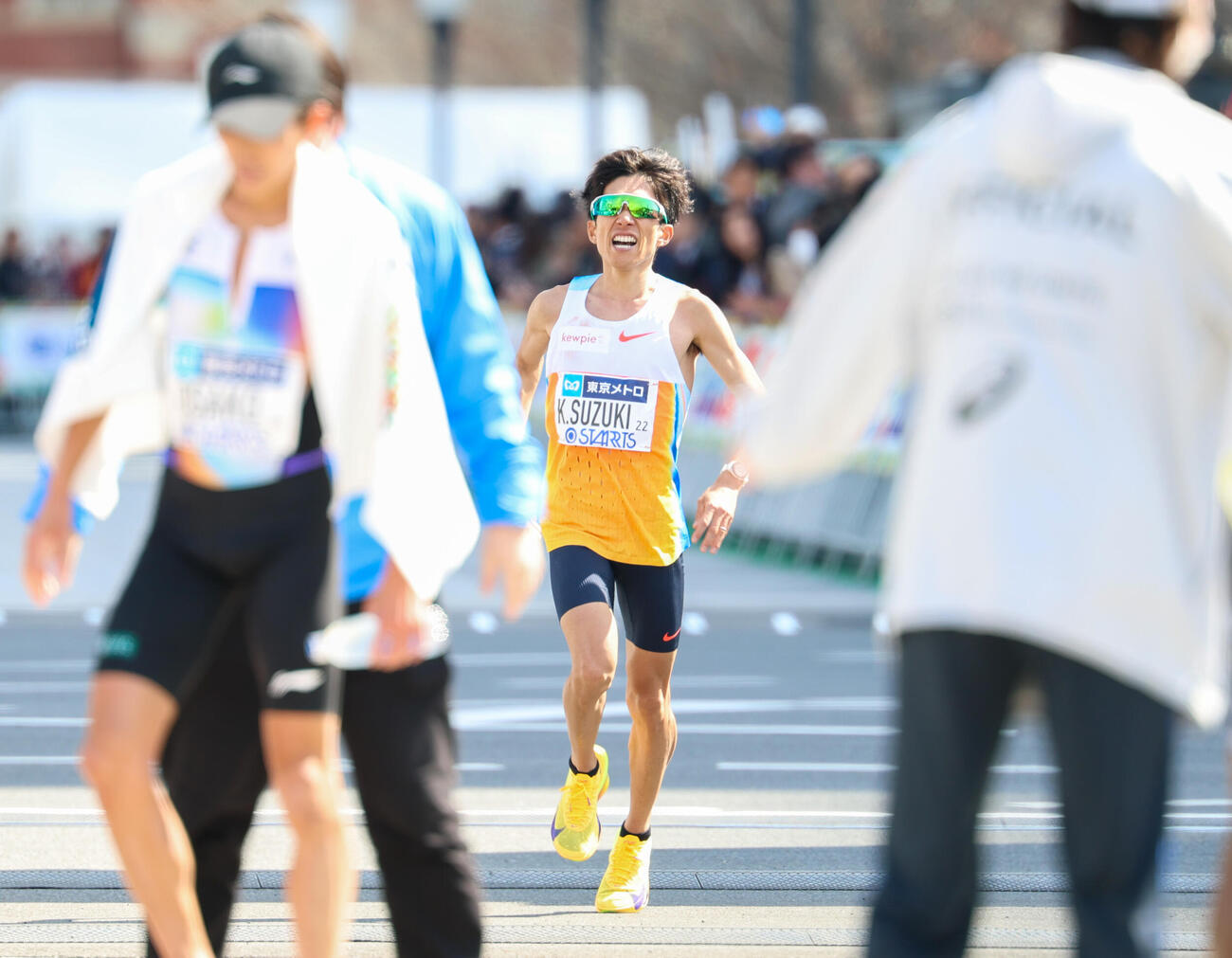 男子マラソン　日本人2位でゴールした鈴木（撮影・増田悦実）