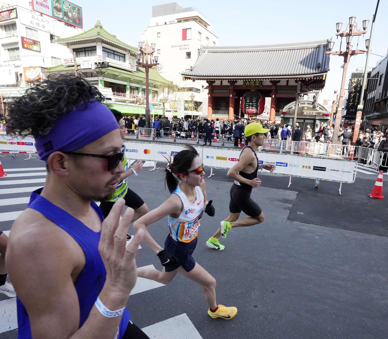 浅草雷門前を通過する細田（中央）（撮影・小島史椰）