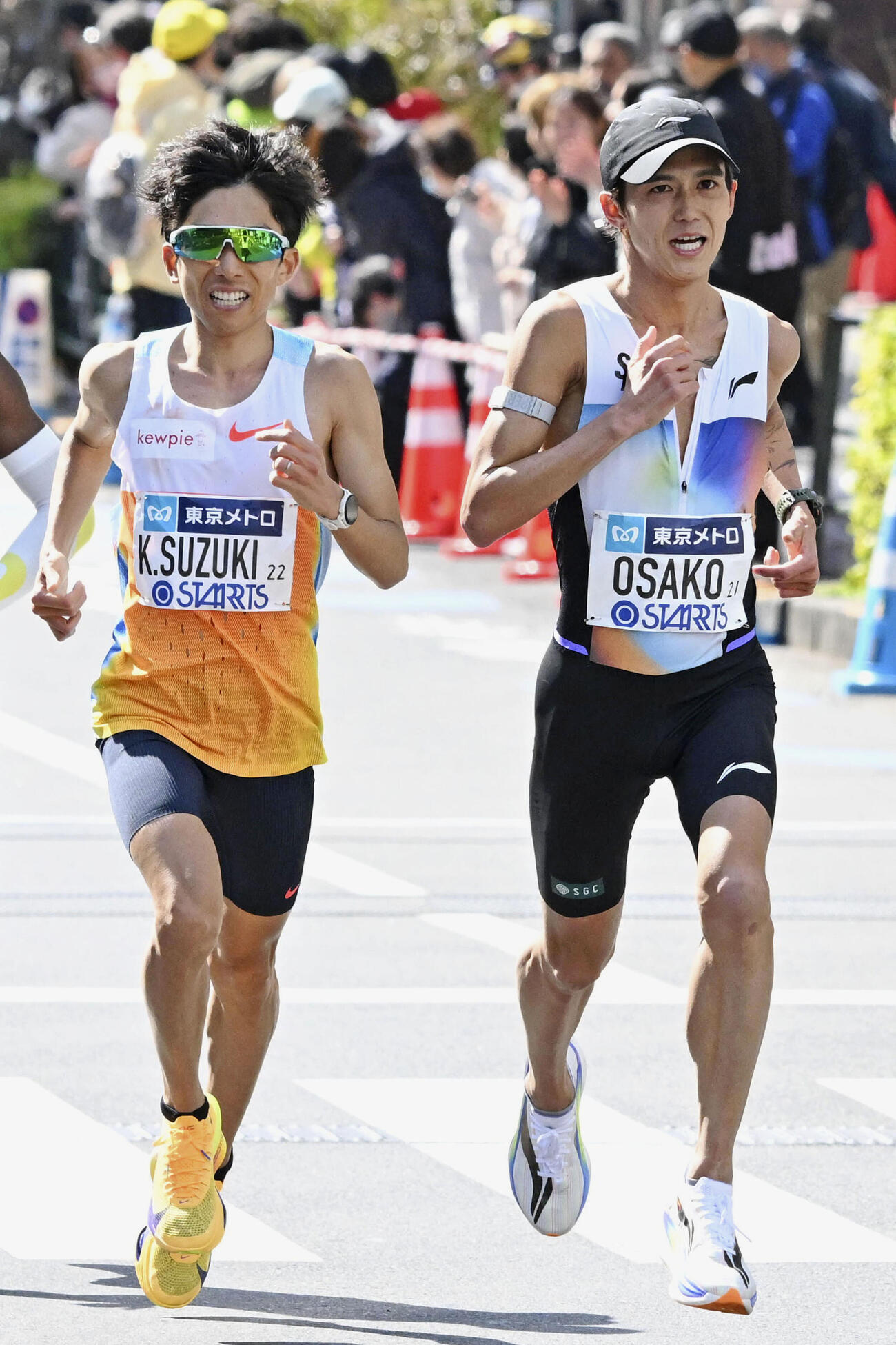 40キロ付近、力走する大迫傑（右）と鈴木健吾（代表撮影、共同）