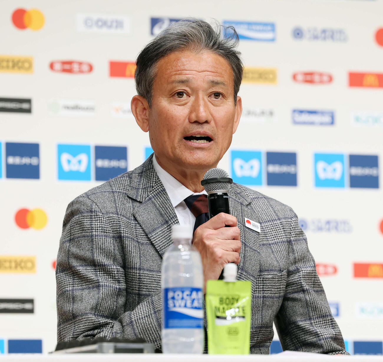 東京マラソン2026　会見で話す日本陸連の高岡寿成シニアディレクター（撮影・宮地輝）