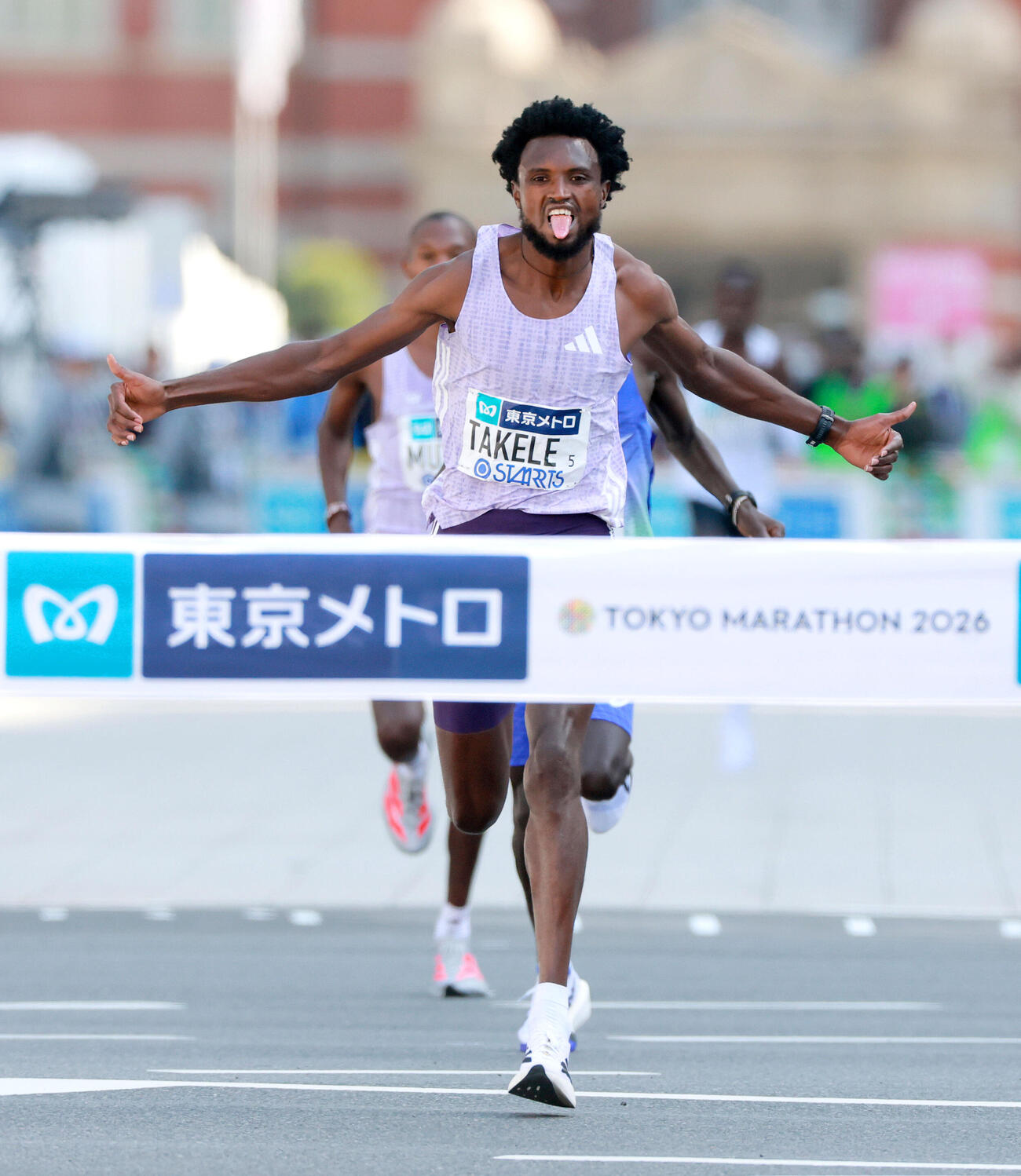 東京マラソン2026 38キロ過ぎ、日本選手の先頭争いをする（右から）大迫傑と鈴木健吾（代表撮影）