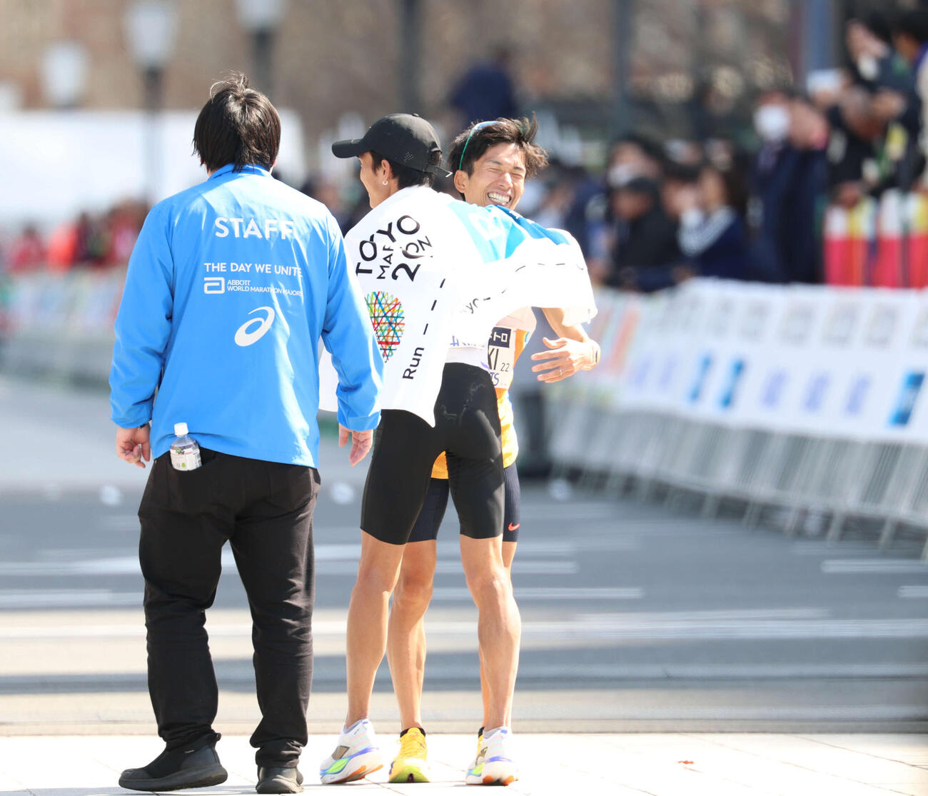 男子マラソン　日本人トップでゴールした大迫（手前）と健闘をたたえ合う日本人2位鈴木（撮影・増田悦実）