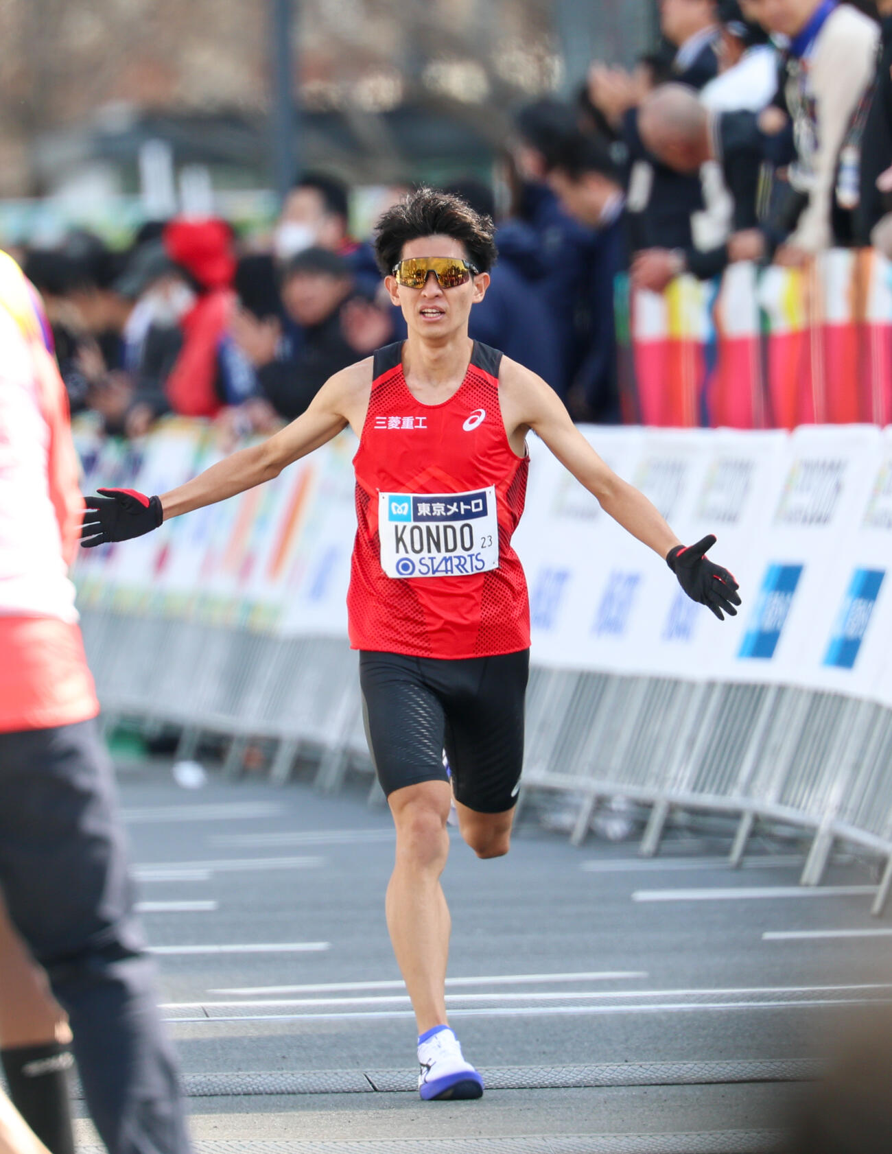 男子マラソン　日本人4位でゴールした近藤（撮影・増田悦実）