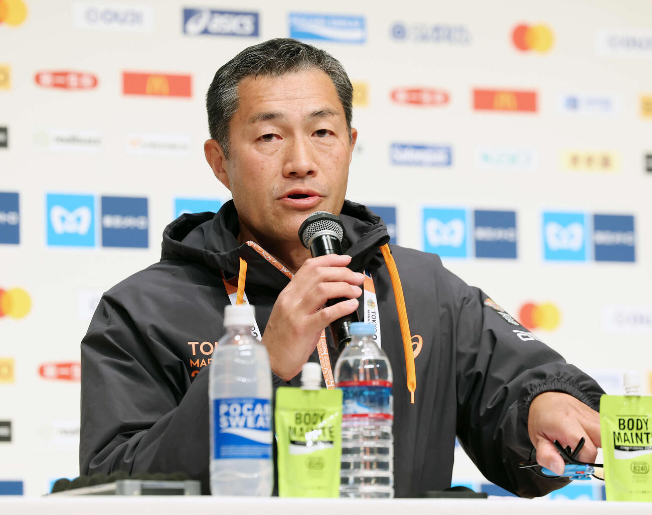 東京マラソン2026　会見で話す東京マラソン財団の大嶋康弘レースディレクター（撮影・宮地輝）