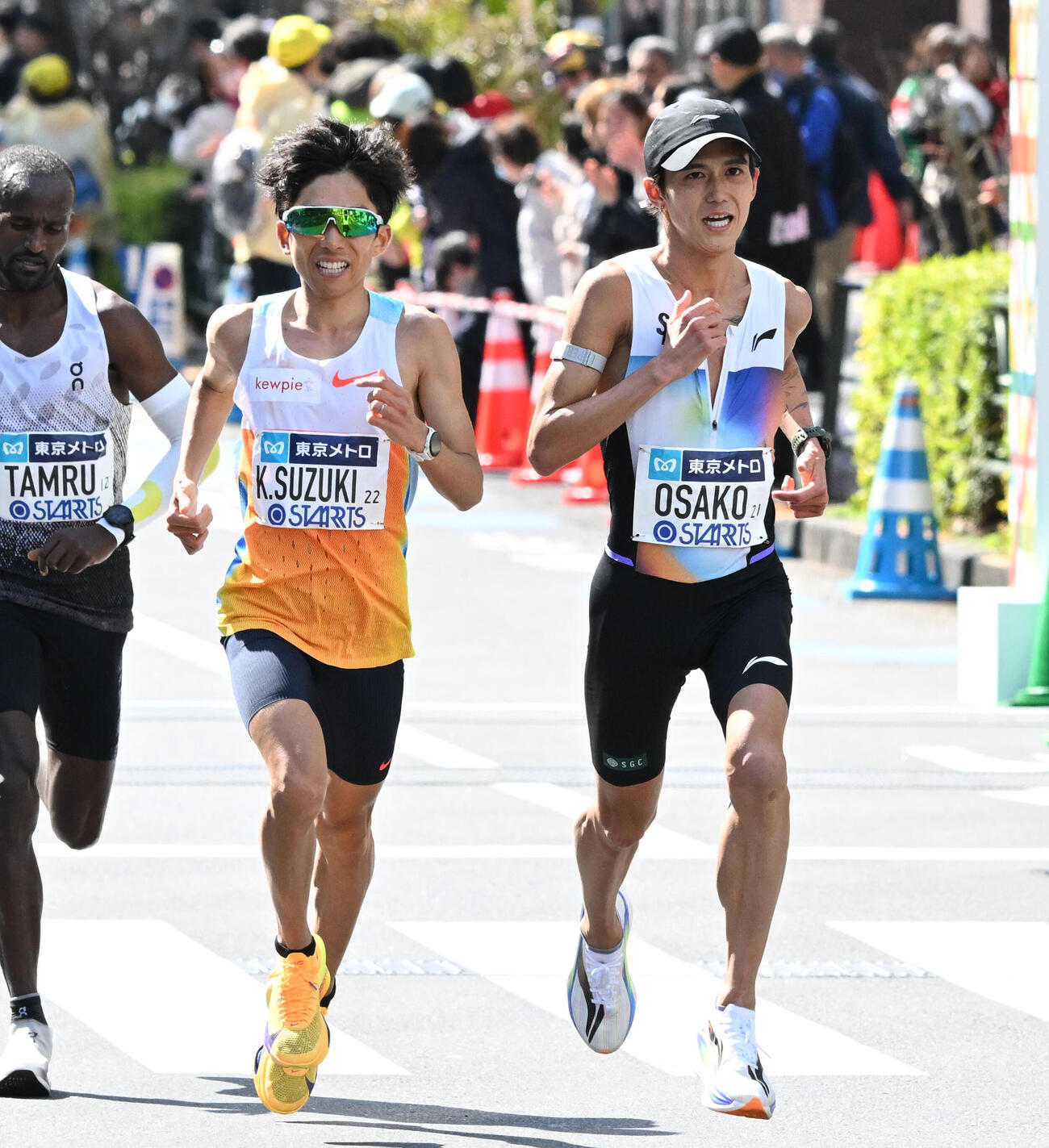 40キロ付近で、日本選手の先頭争いをする大迫傑と鈴木健吾（代表撮影）