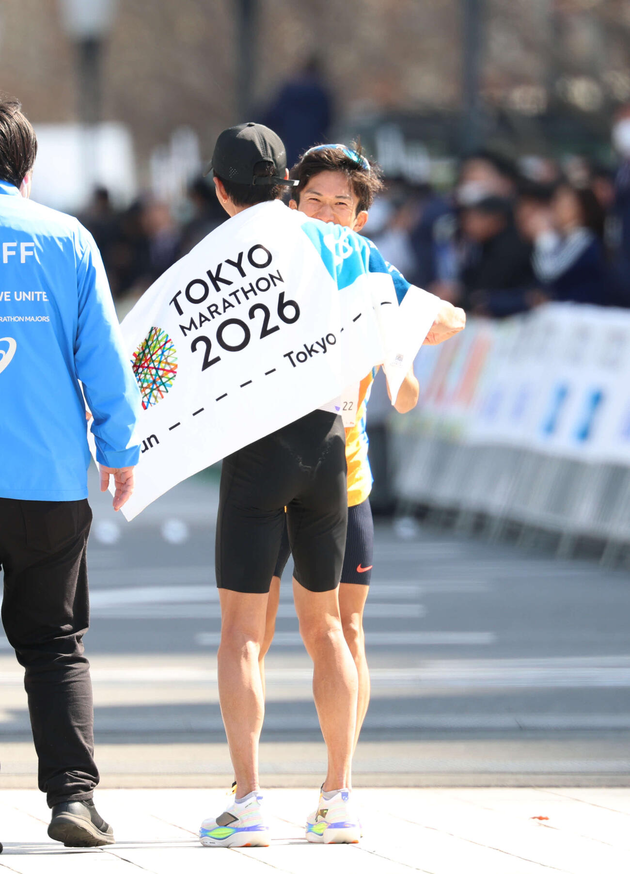 男子マラソン　日本人トップでゴールした大迫（手前）と健闘をたたえ合う日本人2位鈴木（撮影・増田悦実）