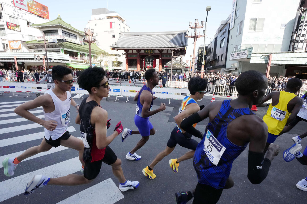 浅草雷門前を通過する鈴木（右から3人目）（撮影・小島史椰）