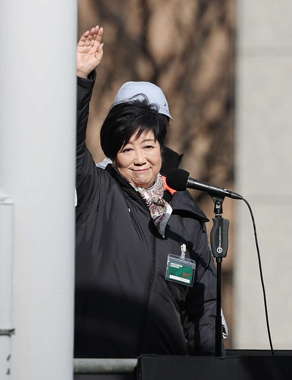 東京マラソン2026　開会式で手を振る小池百合子都知事（撮影・宮地輝）