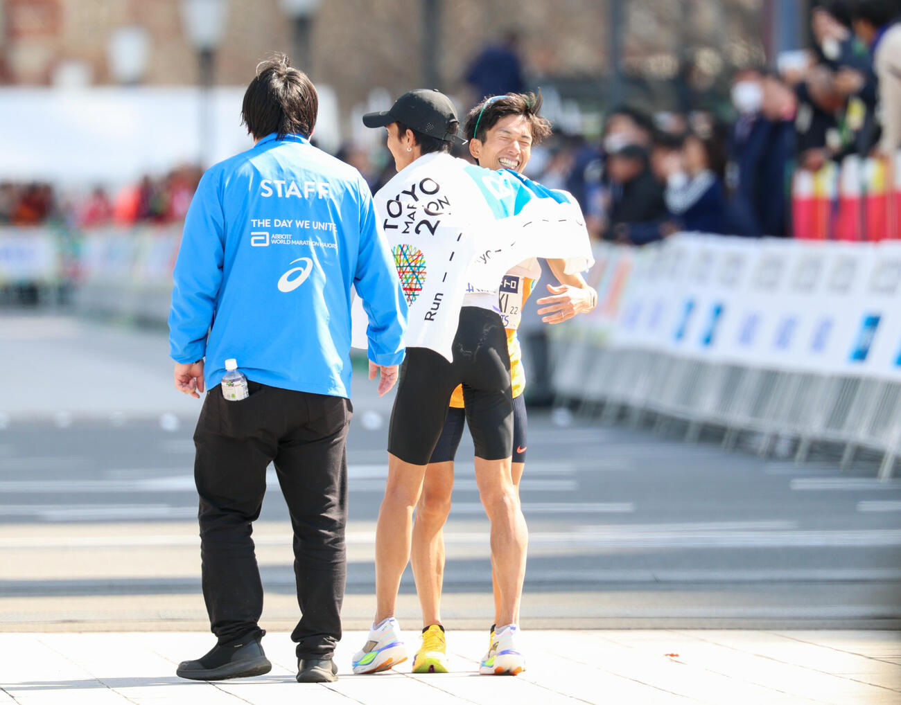 男子で日本人トップでゴールした大迫傑（手前）と抱き合う同2位の鈴木健吾（撮影・増田悦実）
