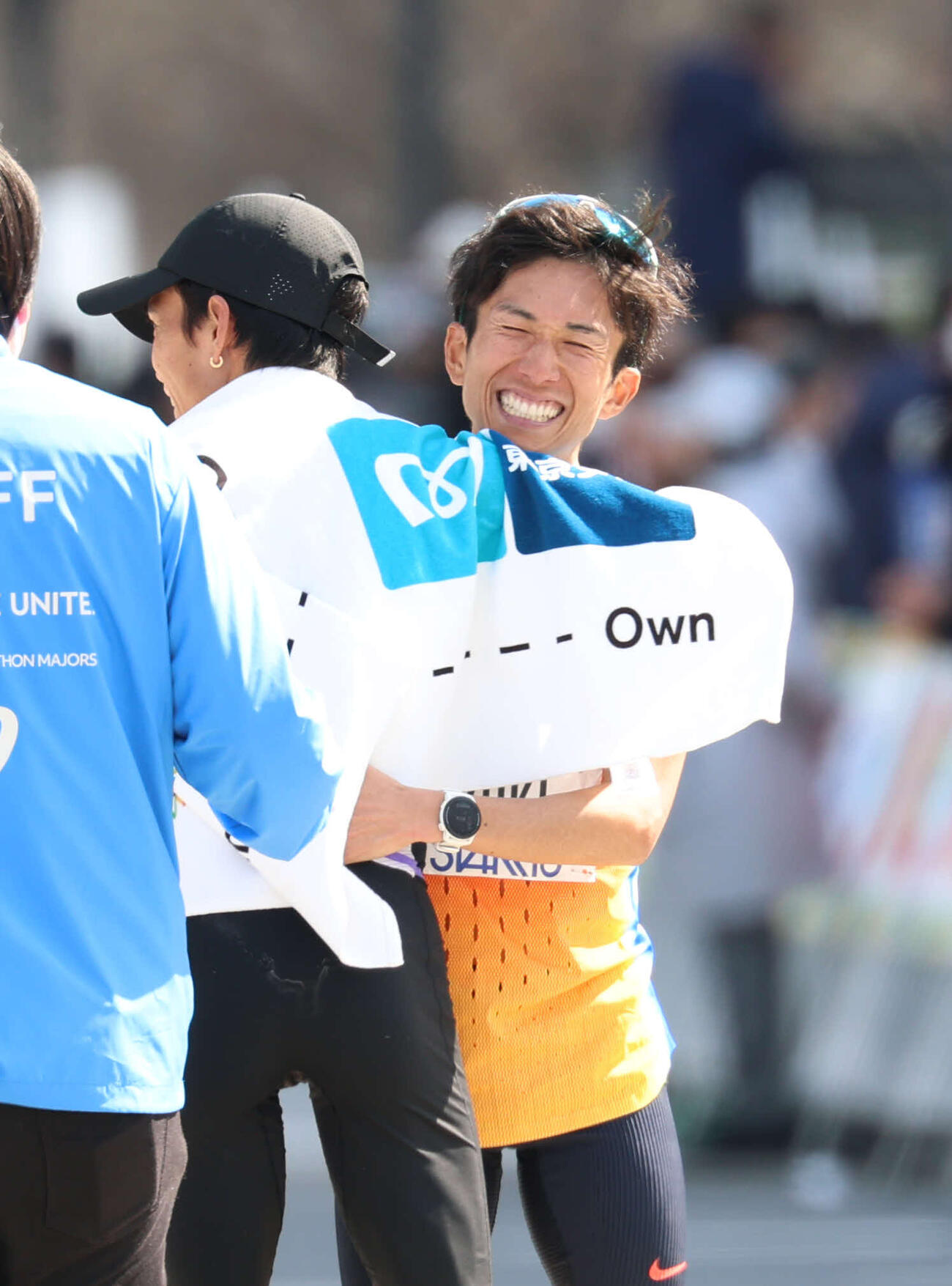 男子マラソン　日本人トップでゴールした大迫（手前）と健闘をたたえ合う日本人2位鈴木（撮影・増田悦実）