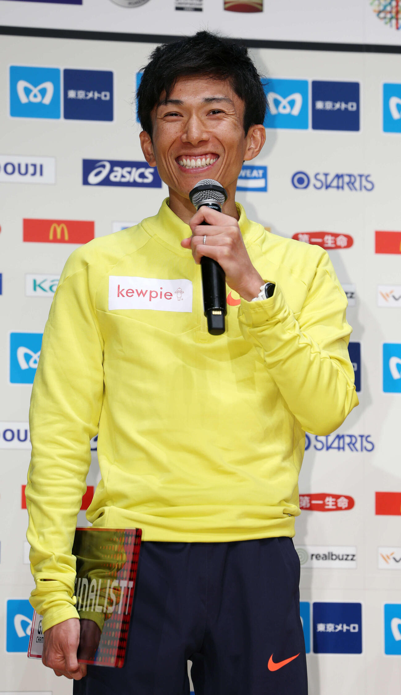 東京マラソン2026 MGC出場権を獲得し笑顔を見せる鈴木（撮影・宮地輝）