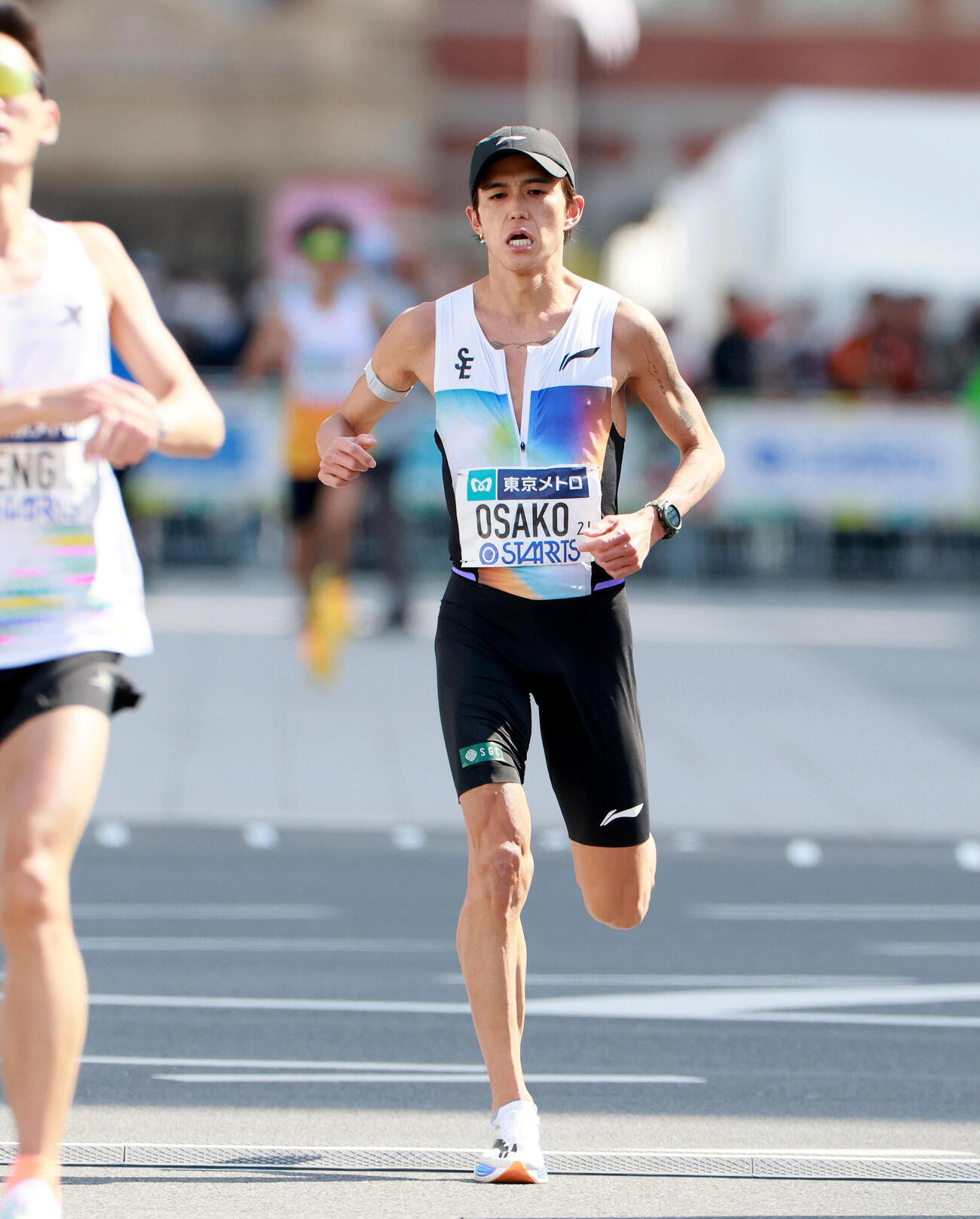 東京マラソン2026　マラソン男子の日本選手トップでゴールした大迫傑（右）（代表撮影）